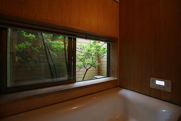 朝来市の木の家 自然をふんだんに感じる浴室