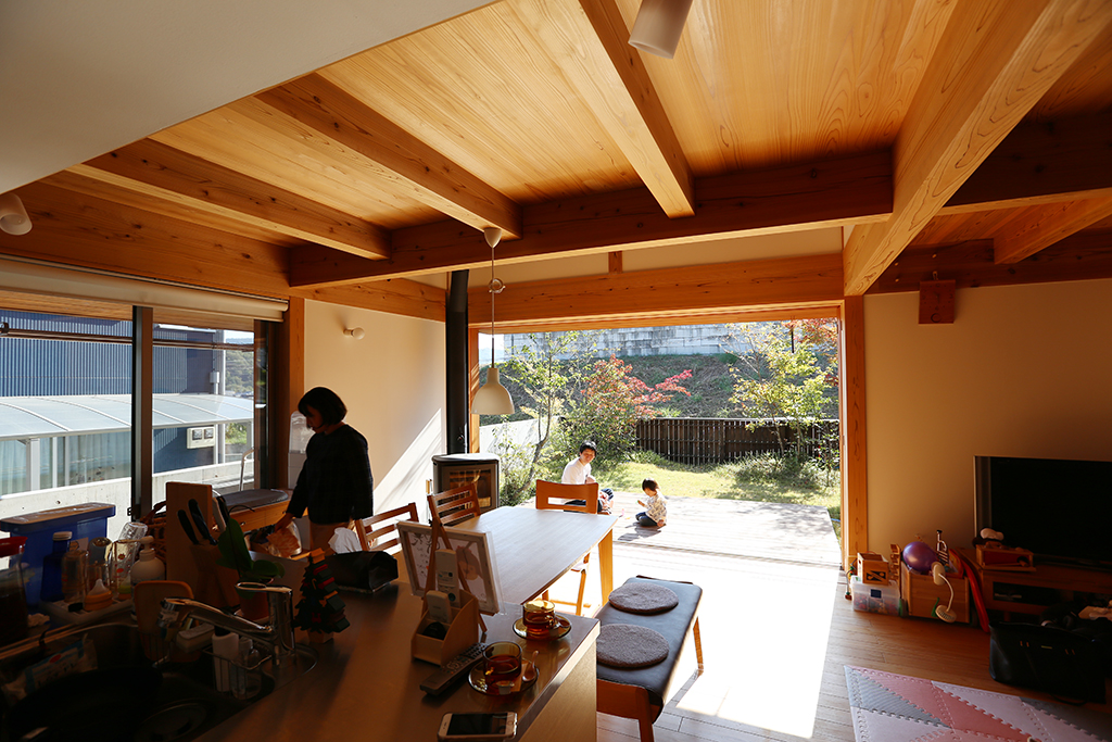 姫路市の木の家 キッチンからもウッドデッキが見渡せる