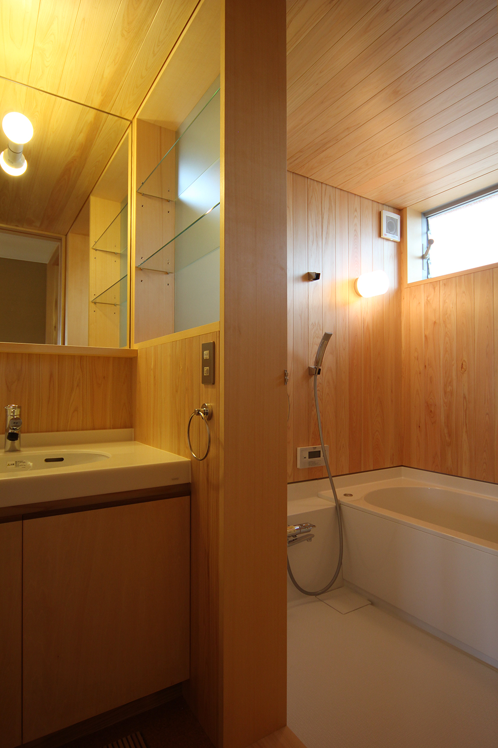 姫路市の木の家 桧貼りの浴室と洗面脱衣室