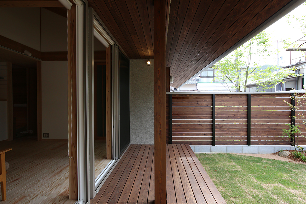 神戸市の木の家 屋根付きデッキ