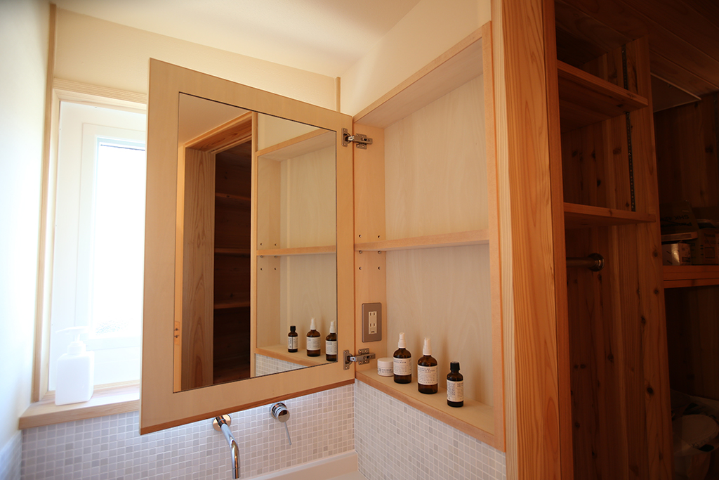 姫路市の木の家 洗面所の収納鏡