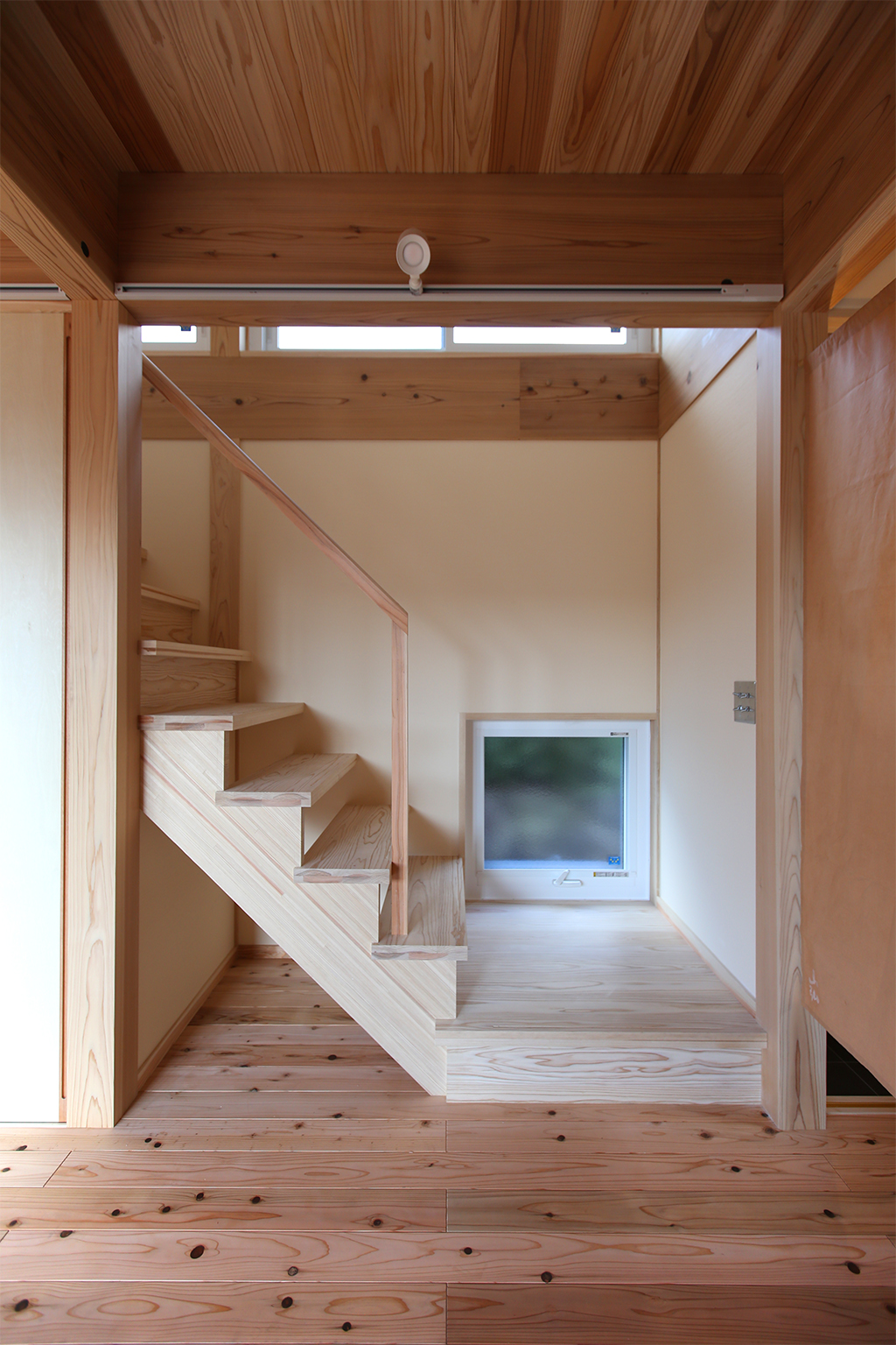 姫路市の木の家 採光窓のある階段